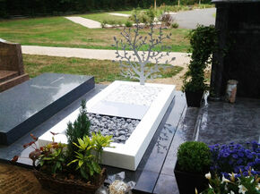 Monument funéraire blanc